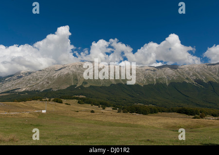 Vue panoramique de la Majella au Passo San Leonardo, Pacentro. Banque D'Images