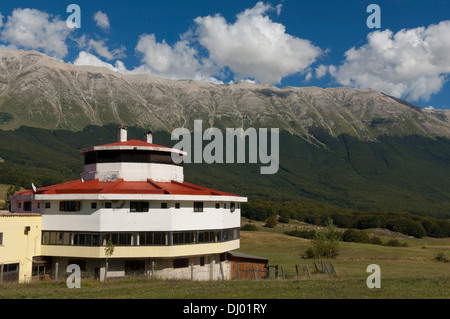 Vue panoramique de l'Hôtel Restaurant Celidonio au Col San Leonardo, Majella sur l'arrière-plan, Pacentro. Banque D'Images