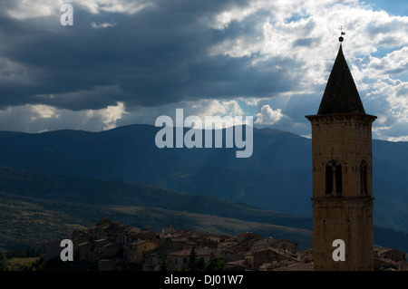 Vue panoramique de l'ancienne ville de Pacentro, les Abruzzes. Banque D'Images