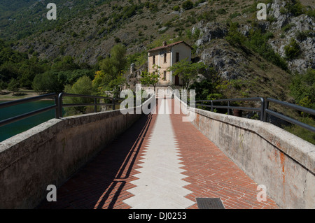 Vue panoramique du pont sur le lac de San Domenico, San Domenico ermitage sur arrière-plan, Arpino. Banque D'Images