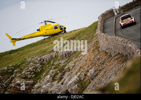 Llandudno, au Pays de Galles. 17 novembre, 2013. Dani Sordo et Carlos del Barrio de l'Espagne (ESP) conduire leur CITROËN TOTAL WRT ABU DHABI Citroen DS3 WRC sur le Great Orme stade (SS22) pendant 4 jours de Wales Rally GB, la finale du Championnat des rallyes de la FIA 2013 Word. Un hélicoptère de sauvetage jaune est visible dans le champ suivant : Action Crédit Plus Sport/Alamy Live News Banque D'Images