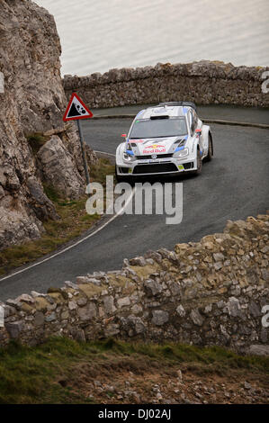 Llandudno, au Pays de Galles. 17 novembre, 2013. Jari-Matti Latvala et Miikka Anttila de Finlande (FIN) conduire les VOLKSWAGEN MOTORSPORT Volkswagen Polo R WRC sur l'étape de Great Orme (SS22) pendant 4 jours de Wales Rally GB, la finale du Championnat des rallyes de la FIA 2013 Word. Credit : Action Plus Sport/Alamy Live News Banque D'Images