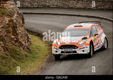 Llandudno, au Pays de Galles. 17 novembre, 2013. Mark Higgins et Carl Williamson de Grande-Bretagne (GBR) en voiture leur course WRC SYMTECH 2 Ford Fiesta R5 sur le grand orme stade (SS22) pendant 4 jours de Wales Rally GB, la finale du Championnat des rallyes de la FIA 2013 Word. Credit : Action Plus Sport/Alamy Live News Banque D'Images