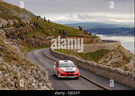 Llandudno, au Pays de Galles. 17 novembre, 2013. Phillip Morrow et Jonny Hart de Grande-Bretagne (GBR) conduire leur privateer Mitsubishi Lancer Evolution IX sur le Great Orme stade (SS22) pendant 4 jours de Wales Rally GB, la finale du Championnat des rallyes de la FIA 2013 Word. Credit : Action Plus Sport/Alamy Live News Banque D'Images