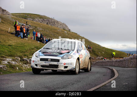 Llandudno, au Pays de Galles. 17 novembre, 2013. Luca Hoelbling et Mauro Grassi de l'Italie (ITA) conduire leur privateer Fiat Punto S2000 sur le Great Orme stade (SS22) pendant 4 jours de Wales Rally GB, la finale du Championnat des rallyes de la FIA 2013 Word. Credit : Action Plus Sport/Alamy Live News Banque D'Images