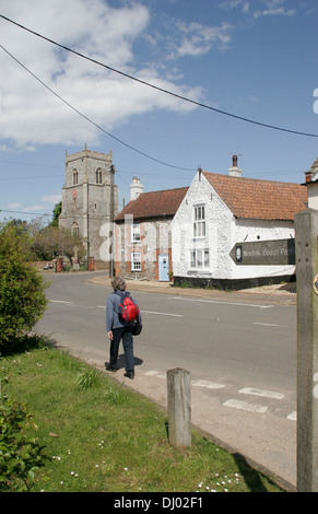 La Norfolk Coast Path et walker Brancaster Norfolk England UK Banque D'Images