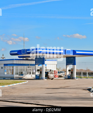 Station de gaz sur un fond de ciel Banque D'Images