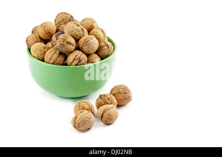 Les noix dans le plat sur un fond blanc Banque D'Images