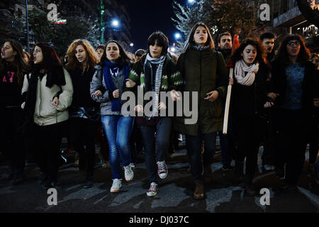 Thessalonique, Grèce. 17 novembre, 2013. Les élèves à l'extérieur de la marche Consulat des Etats-Unis à Thessalonique. Des milliers de citoyens et de syndicalistes ont défilé à Thessalonique pour la commémoration annuelle de la révolte étudiante en 1973 qui a entraîné la chute du régime militaire de 7 ans en Grèce.Photo : Giannis Papanikos/NurPhoto NurPhoto Papanikos © Giannis/ZUMAPRESS.com/Alamy/Live News Banque D'Images