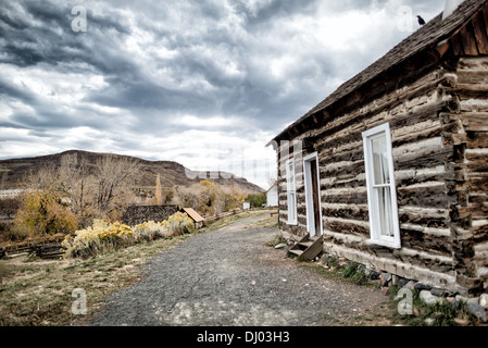 GOLDEN, Colorado - cabane en rondins au parc historique de Clear Creek à Golden, Colorado, montrant la vie historique des premiers colons de la région. Fondé pendant la ruée vers l'or de Pike's Peak, Golden Today est connu pour son riche patrimoine, ses activités de plein air et le lieu de naissance de la brasserie Coors, qui incarne un mélange unique d'histoire, de culture et de beauté naturelle. Banque D'Images