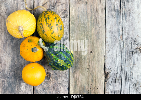 Pumpkins sur une table en bois , backrounds Banque D'Images