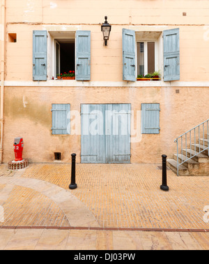 Vieux bâtiment façade à Manosque, France Banque D'Images