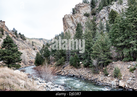 GOLDEN, Colorado - falaises le long de Clear Creek dans Clear Creek Canyon sur la route 6 près de Golden Colorado. Fondé pendant la ruée vers l'or de Pike's Peak, Golden Today est connu pour son riche patrimoine, ses activités de plein air et le lieu de naissance de la brasserie Coors, qui incarne un mélange unique d'histoire, de culture et de beauté naturelle. Banque D'Images