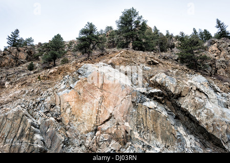 GOLDEN, Colorado - falaises le long de Clear Creek dans Clear Creek Canyon sur la route 6 près de Golden Colorado. Fondé pendant la ruée vers l'or de Pike's Peak, Golden Today est connu pour son riche patrimoine, ses activités de plein air et le lieu de naissance de la brasserie Coors, qui incarne un mélange unique d'histoire, de culture et de beauté naturelle. Banque D'Images