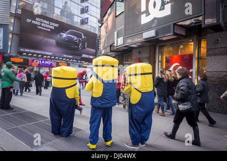 Des personnages costumés swarm Times Square à New York Banque D'Images