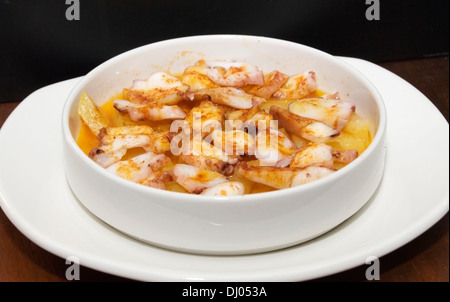 Octopus dans le poivre, la nourriture typique espagnol, également connu comme "Pulpo a la gallega" Banque D'Images