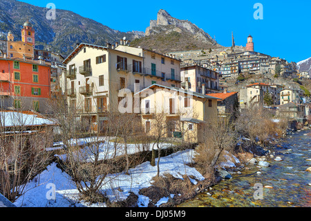 Ruisseau alpin petite ville française de Tende dans les Alpes, France. Banque D'Images