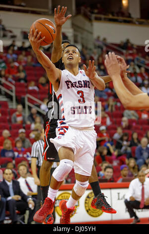 16 novembre 2013, Fresno, CA - Fresno State guard Cezar Guerrero dans le match entre la Northridge Matadors et le fresno State Bulldogs à Save Mart Center à Fresno, CA. Fresno State a gagné le match 80 à 64. Banque D'Images