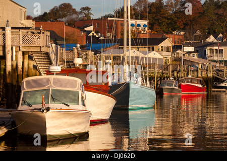 Bateaux et voiliers amarrés peu après le lever du soleil dans le port de Camden, Camden, Maine. Banque D'Images