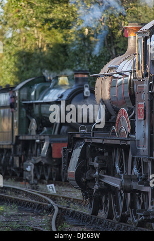 GWR 6960 Raveningham Lydham 7827 Manor Hall et attendre pour la ligne possession à Williton Station sur la West Somerset Railway Banque D'Images