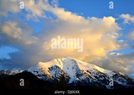 Dernière lumière sur les nuages au-dessus de Mt. Sopris dans le centre du Colorado Banque D'Images