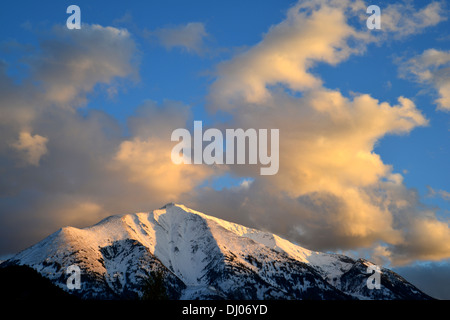 Dernière lumière sur les nuages au-dessus de Mt. Sopris dans le centre du Colorado Banque D'Images