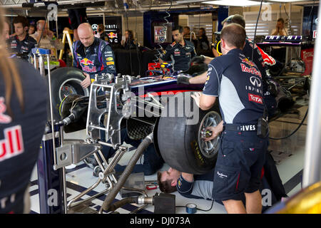 Travaux de mécanique sur la voiture de Sebastian Vettel lors du Grand Prix des Etats-Unis sur le circuit de les Amériques la voie près de Austin Banque D'Images