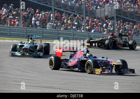 Les conducteurs piloter leurs voitures de Formule 1 grâce à son tour une durant le Grand Prix des États-Unis au circuit of the Americas près d'Austin TX Banque D'Images