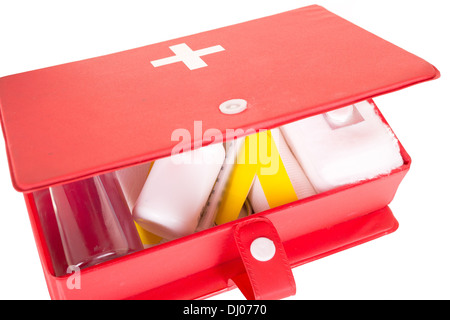 Trousse de premiers soins sur un fond blanc Banque D'Images