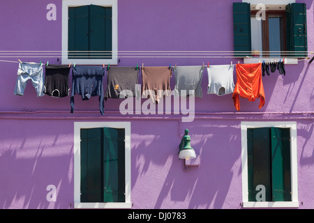 Burano - Purple house avec le séchage des vêtements Banque D'Images