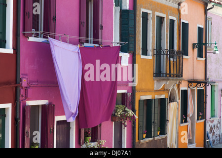 Burano - maisons colorées avec le séchage des vêtements à la façade Banque D'Images