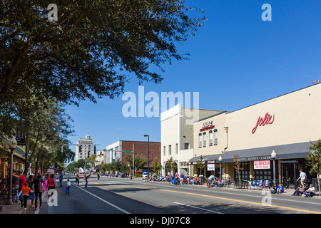 Main Street dans le centre-ville de Gainesville le jour de l'arrivée au défilé, Florida, USA Banque D'Images