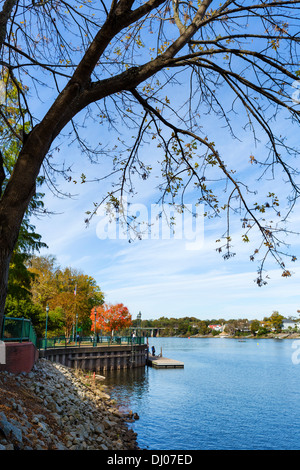 L'Augusta Riverwalk aux côtés de la rivière Savannah à l'automne, Augusta, Géorgie, USA Banque D'Images