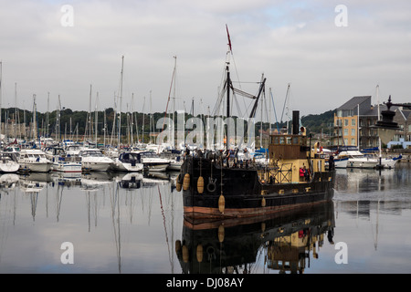 Remorqueur de port de plaisance en raison de l'eau demande Banque D'Images