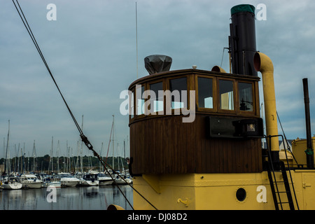 Bateau bois métal jaune entonnoir câbles pont de bain Banque D'Images