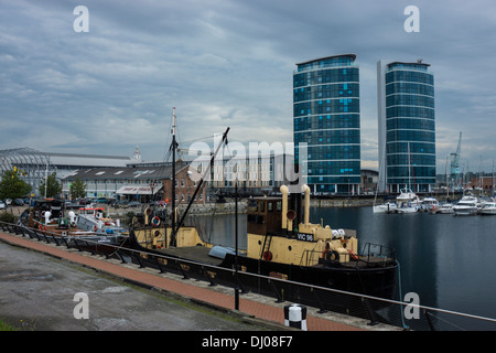 Vieux tug Boat tours modernes nuages Harbour Banque D'Images