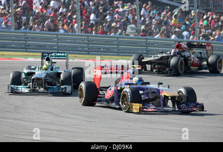 Les conducteurs piloter leurs voitures de Formule 1 grâce à son tour une durant le Grand Prix des États-Unis au circuit of the Americas près d'Austin TX Banque D'Images
