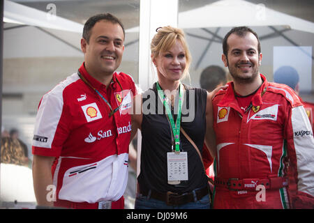 L'actrice américaine Melanie Griffith pose avec les membres de l'équipe de la Scuderia Ferrari au cours de la Formule 1 Grand Prix des États-Unis. Banque D'Images