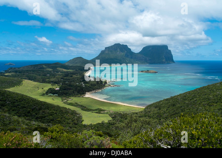 Vue sur l'île Lord Howe à partir du sentier de randonnée menant à Kim's Lookout, Australie Banque D'Images