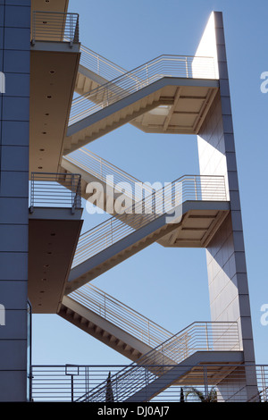 Low angle shot d'un haut escalier en béton externe contre un ciel bleu Banque D'Images