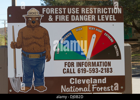 Smokey Bear fire danger sign dans la forêt nationale de Cleveland en Californie du Sud au cours des vents de Santa Ana Banque D'Images