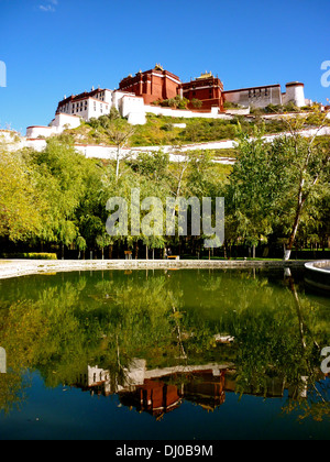 Réflexions du Palais du Potala à Lhassa, Tibet Banque D'Images