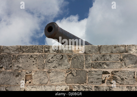 Cannon sur les remparts de Fort Montagu, fortification historique protéger le port de Nassau, aux Bahamas. Banque D'Images