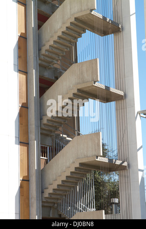 Low angle shot d'un haut escalier en béton externe contre un ciel bleu Banque D'Images