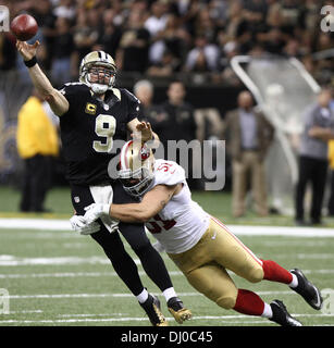 La Nouvelle-Orléans, Louisiane, Etats-Unis. 17 novembre, 2013. La Nouvelle Orléans Saint quarterback Drew Brees lance la balle tout en étant abordé par San Francisco 49er secondeur DAN SKUTA au Louisiana Superdome. © Dan Anderson/ZUMAPRESS.com/Alamy Live News Banque D'Images
