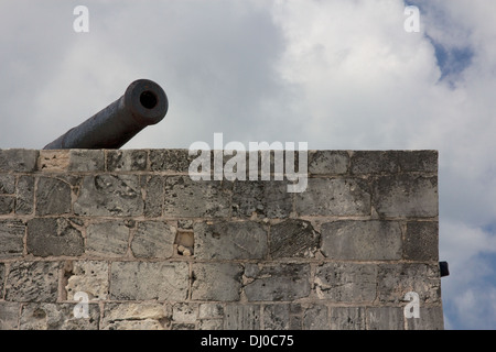 Canon historique sur les remparts de Fort Montagu, Nassau, Bahamas. Banque D'Images