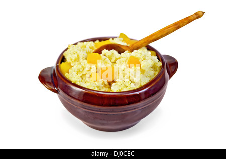 Porridge de millet à la citrouille et la cuillère dans un pot en argile isolé sur fond blanc Banque D'Images