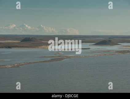 Une vue aérienne de deux formations pingo au bord de l'océan Arctique près de Tuktoyaktuk, Territoires du Nord-Ouest Banque D'Images