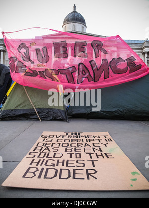 Défendre le droit de protester contre l'occupation dans le quartier londonien de Trafalgar Square Banque D'Images