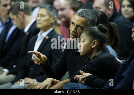 College Park, Maryland, USA. 17 novembre, 2013. Le président des États-Unis Barack Obama parle avec sa fille Sasha Obama comme ils fréquentent les hommes de basket-ball de NCAA de l'adéquation entre l'Université de Maryland et de l'Oregon State University à l'Comcast Center à College Park, Maryland, USA, 17 novembre 2013. Obama a beau-frère Craig Robinson est l'entraîneur de l'équipe de l'état de l'Oregon. Credit : Drew Angerer / Piscine via CNP/dpa/Alamy Live News Banque D'Images